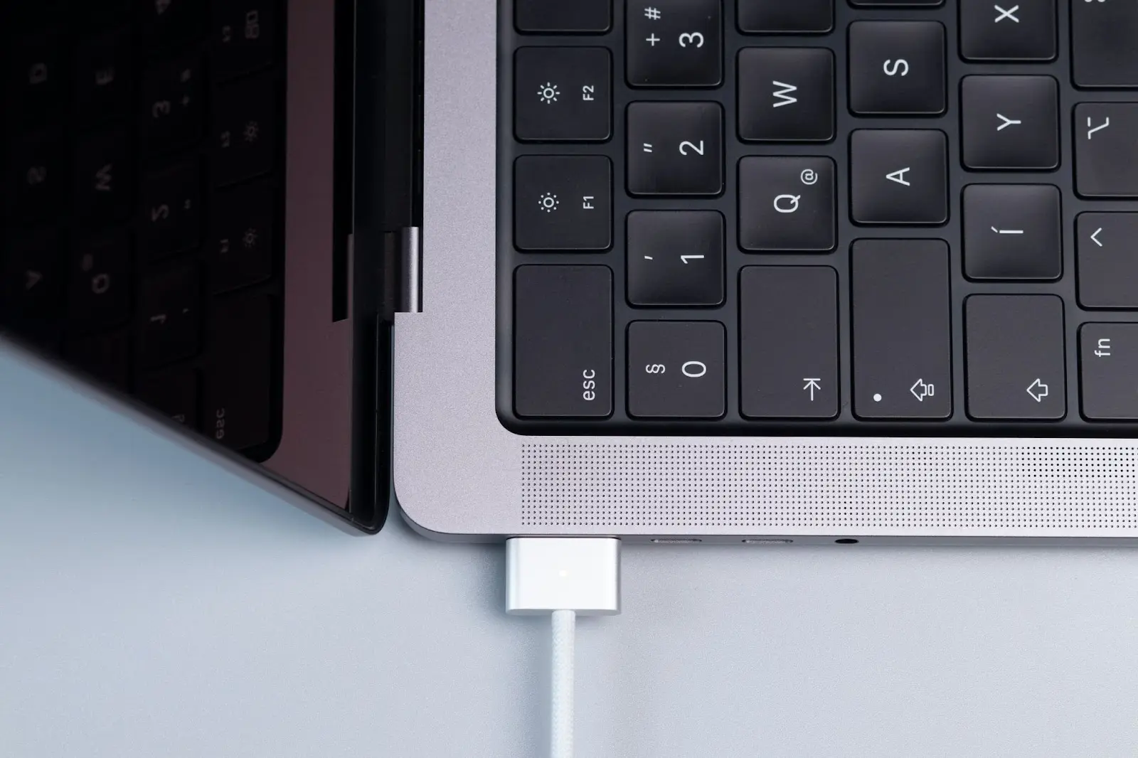 Ładowanie MacBooka przez MagSafe